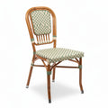 Silla de mimbre de diseño clásico con asiento de tejido a cuadros.
