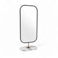 Espejo moderno de cuerpo entero con base de diseño minimalista.